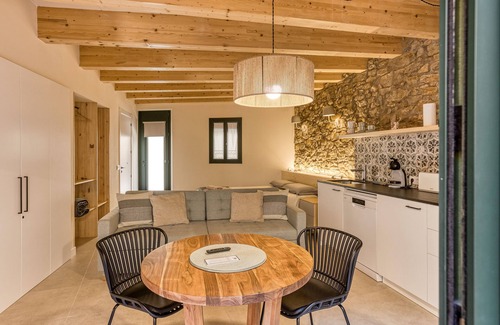 Peratallada Apartment | Apartment 'Empordà Peratallada' with Wi-Fi and Air Conditioning