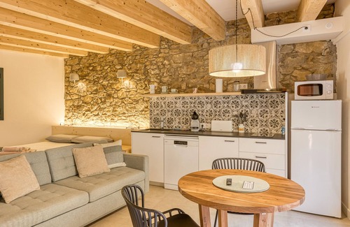 Peratallada Apartment | Apartment 'Empordà Peratallada' with Wi-Fi and Air Conditioning