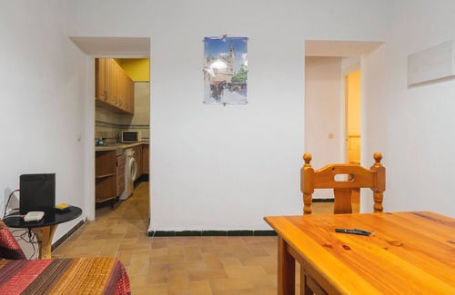 Triana Apartment | 'Apartment en Puente Triana' close to City Centre with Patio & Wi-Fi