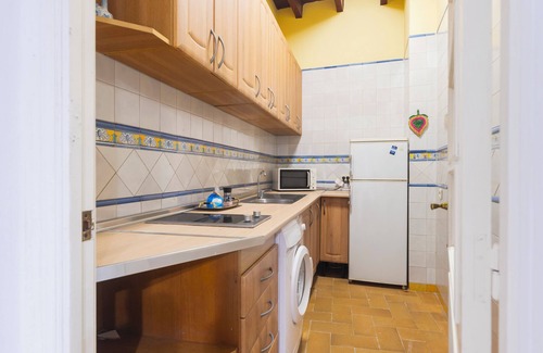 Triana Apartment | 'Apartment en Puente Triana' close to City Centre with Patio & Wi-Fi