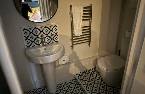 Easton on the Hill Apartment | Apartment-Ensuite W/Shower