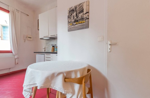 Aix-en-Provence Historic Centre Apartment | Apartment 'Finsonius Studios 4' with Shared Terrace, Shared Garden and Wi-Fi