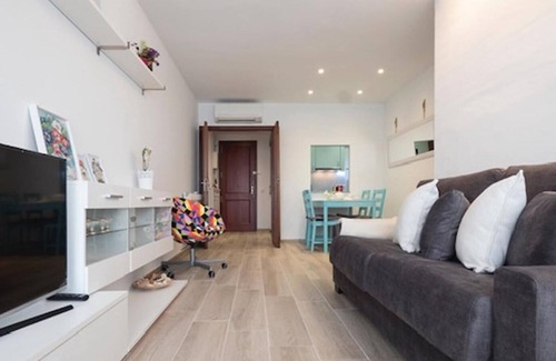 Passeig Maritim Apartment | Apartment 'Fleming 5' with Balcony, Wi-Fi and Air Conditioning
