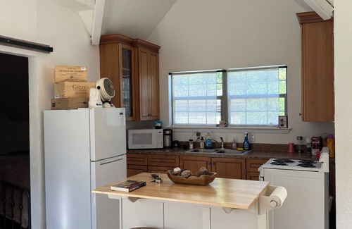Westcliff Apartment | apartment for weekend getaway in FW . Walking distance to TCU football stadium.