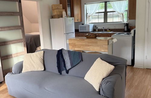 Westcliff Apartment | apartment for weekend getaway in FW . Walking distance to TCU football stadium.