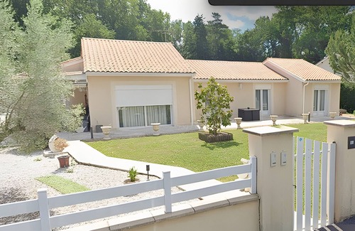 Coulounieix-Chamiers Apartment | Apartment 'Le Repaire De Belette' with Private Terrace, Shared Garden and Wi-Fi