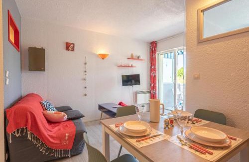 Saint-Georges-de-Didonne Apartment | Apartment Bleu Marine by Interhome