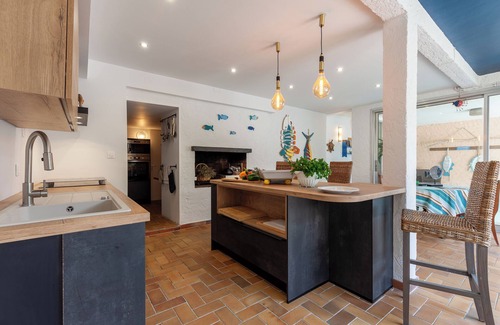 Le Brusc Apartment | Apartment 'L'acanthe Du Bas Proche Mer' with Private Pool, Private Terrace and Wi-Fi