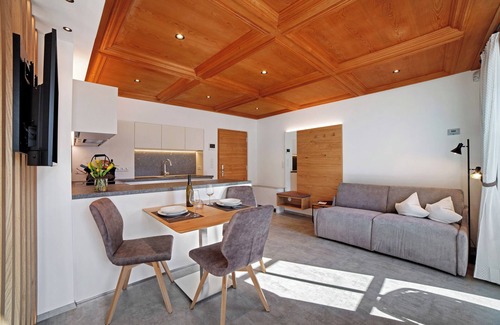 Parcines Apartment | Apartment 'Goschtstub' with Mountain View, Private Terrace and Wi-Fi