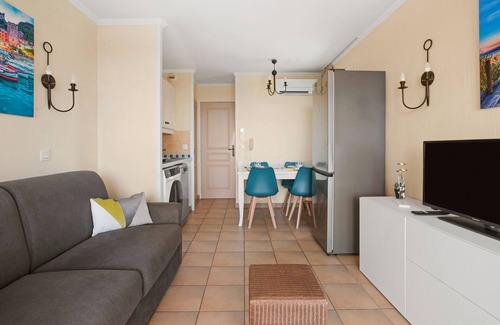 Les Restanques Apartment | Apartment 'Grimaud 4 Personnes Clim Vue Mer' with Sea View, Private Terrace and Air Conditioning