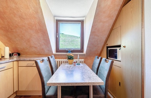 Olewig Apartment | Apartment 'Hildegard Von Nell' with Shared Garden and Wi-Fi