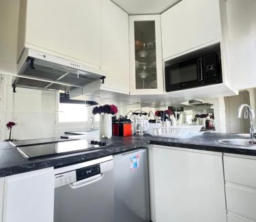Amerique Apartment | Apartment HOME in Paris with View, 15min direct to center