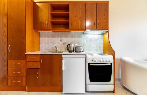 Agios Stefanos Avliotes Apartment | Apartment In A Hotel 'Kosmos Studio 2' with Shared Terrace, Wi-Fi and Air Conditioning