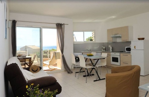 Tizzano Apartment | Apartment in a small residence with sea view