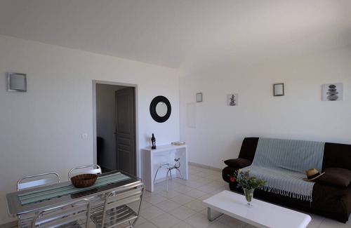 Tizzano Apartment | Apartment in a small residence with sea view