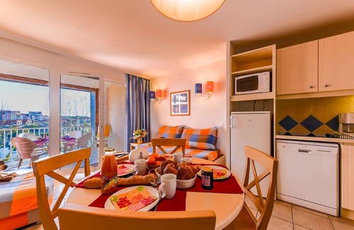 Le Barcares Apartment | Apartment in Catalana with Balcony