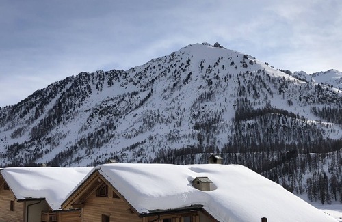 Montgenevre Ski Chalet | Apartment in chalet, at the foot of the slopes, garage, terrace, wifi.