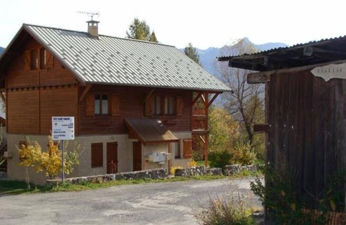 Puy-Saint-Vincent Apartment | Apartment in a chalet in the village center of Puy Saint Vincent Les Prés 1400