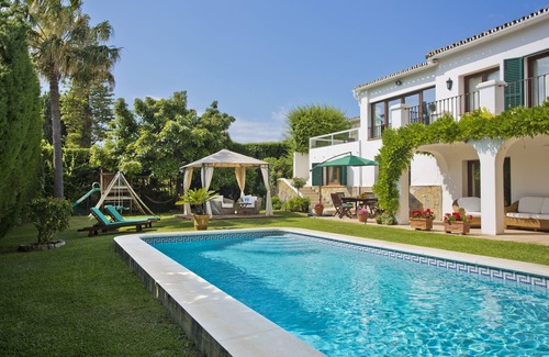 Guadalmina Apartment | Apartment in Guadalmina, Puerto Banus, Marbella with pool and private garden