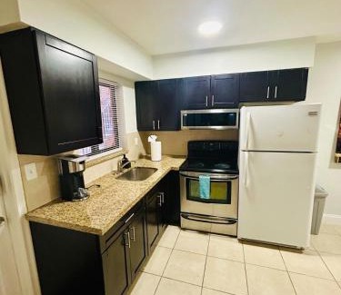 North Central Hollywood Apartment | Apartment in Hollywood close to shops & beach 108