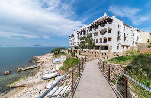 L'Escala Apartment | Apartment in L’Escala with Sea Views & Pool