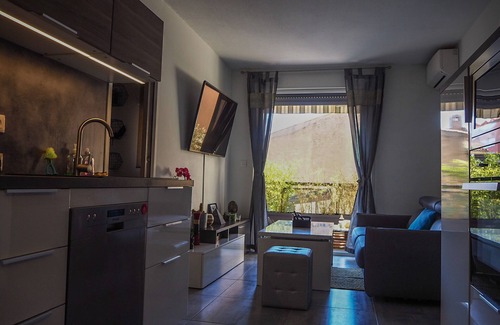 Le Lavandou Apartment | APARTMENT IN THE HEART OF LAVANDOU + PRIVATE PARKING - BEACH 200M
