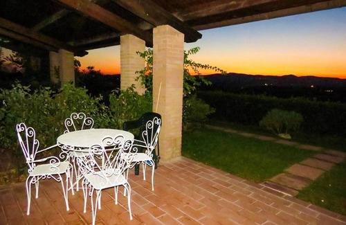 Pomaia Apartment | Apartment in townhouse with terrace and panoramic view, studio 3pers