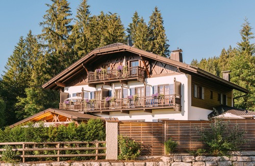 Garmisch-Partenkirchen Apartment | *Apartment in unique Location, inmidst the Ski and Hiking area