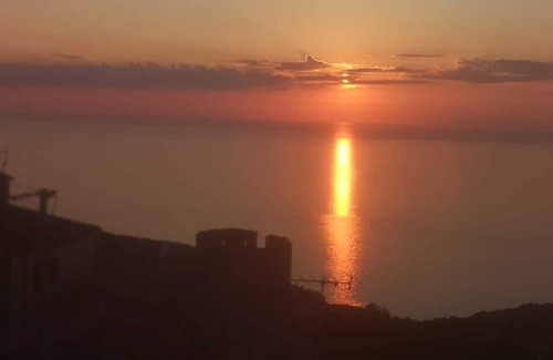 Isola del Giglio Apartment | Apartment in the village Intimate castle with sunset sea view