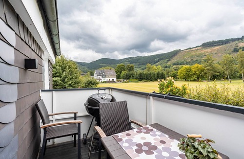 Saalhausen Apartment | Apartment 'Kurparkblicksauerland' with Mountain View, Wi-Fi and Air Conditioning