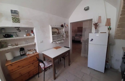 Ugento Apartment | Apartment 'L'angolo Fiorito' with Shared Terrace, Wi-Fi and Air Conditioning