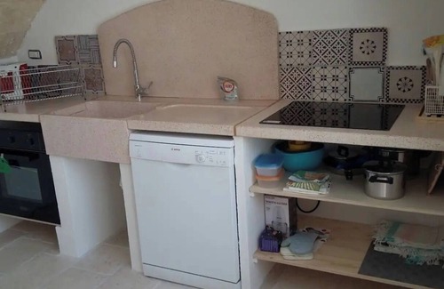 Ugento Apartment | Apartment 'L'angolo Fiorito' with Shared Terrace, Wi-Fi and Air Conditioning