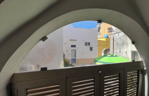 Ugento Apartment | Apartment 'L'angolo Fiorito' with Shared Terrace, Wi-Fi and Air Conditioning