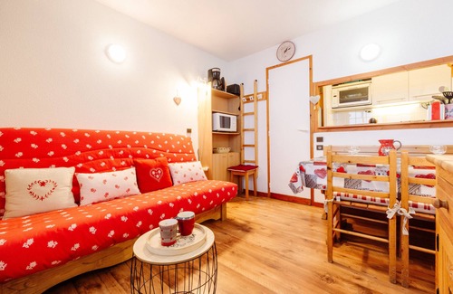 Valfrejus Apartment | Apartment "L'Edelweiss" with Mountain View and Balcony