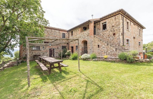 Chianciano Terme Apartment | Apartment 'L'uscio' with Mountain View, Shared Pool and Wi-Fi