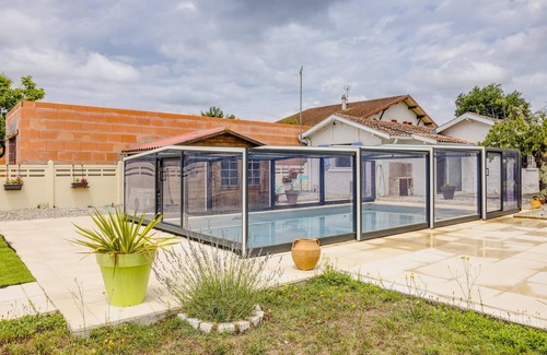 Parentis-en-Born House | 'Apartment La Chênaie Parentis' close to the Sea with Shared Pool & A/C