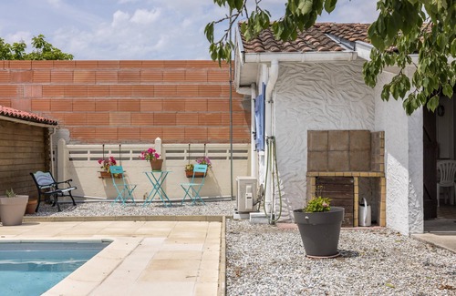 Parentis-en-Born House | 'Apartment La Chênaie Parentis' close to the Sea with Shared Pool & A/C
