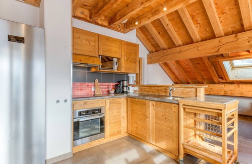 Saint-Jean-d'Arves Apartment | Apartment 'La Grande Vadrouille' with Mountain View, Shared Terrace and Wi-Fi