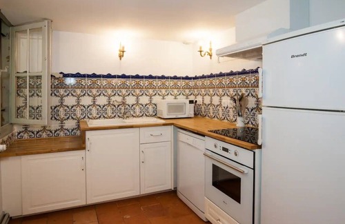 Bastide Saint-Louis Apartment | Apartment 'La Suite Barbes' with Shared Garden, Balcony and Wi-Fi