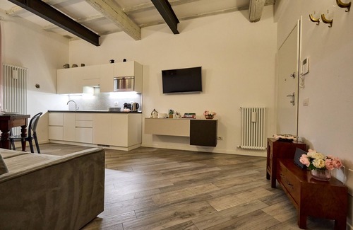 Historic Center Apartment | Apartment "La Torre Lunga" . one step away from the Two Towers of Bologna