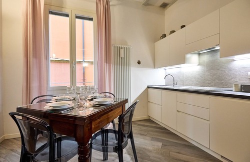 Historic Center Apartment | Apartment "La Torre Lunga" . one step away from the Two Towers of Bologna