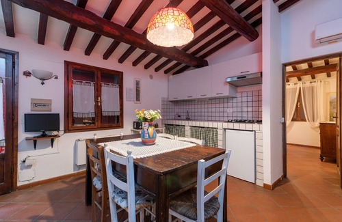 Ferretto House | Apartment "La Vecchia Fornace Casa Gialla" with Shared Pool & Wi-Fi