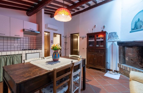 Ferretto House | Apartment "La Vecchia Fornace Casa Gialla" with Shared Pool & Wi-Fi