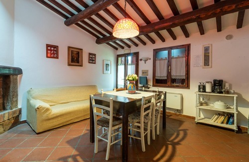 Ferretto House | Apartment "La Vecchia Fornace Casa Gialla" with Shared Pool & Wi-Fi