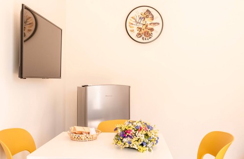 Montallegro Apartment | Apartment 'Le 3 Rose - Damasco' with Lake View, Wi-Fi and Air Conditioning