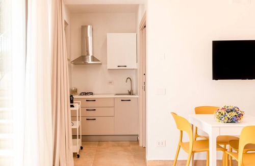 Montallegro Apartment | Apartment 'Le 3 Rose - Damasco' with Lake View, Wi-Fi and Air Conditioning