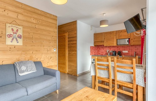 Saint-Jean-d'Arves Apartment | Apartment 'Le Lièvre' with Mountain View, Private Terrace and Wi-Fi