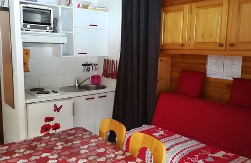 Le Praz de Lys Apartment | Apartment 'Les 3 Lys - 25 M² - Le Praz De Lys' with Mountain View, Shared Garden and Balcony