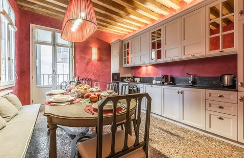 Dorsoduro Villa | Apartment Lia - Four Bedroom Villa, Sleeps 8