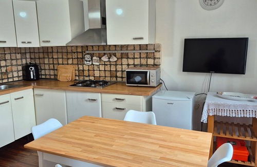 La Foce Apartment | Apartment 'Maison18' with Balcony, Wi-Fi and Air Conditioning